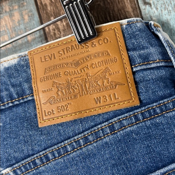 Levi's Premium Blue and White bleached Denim Shorts - Picture 13 of 14